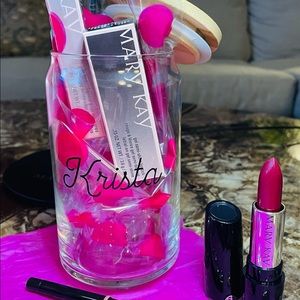 Mary Kay Glasses/straw and lid. 1 lip stick/lipgloss,& one lip liner. Brand new!